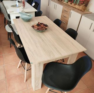 MESA DE MADERA CON SILLAS