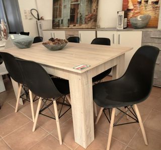 MESA DE MADERA CON SILLAS