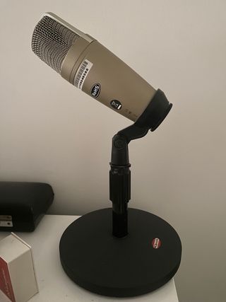 micrófono de estudio + pie de sobremesa