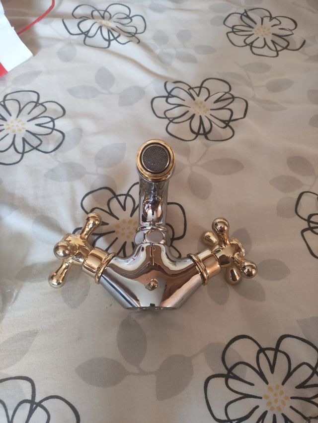 Grifo de baño dorado