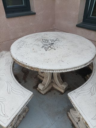 Mesa piedra jardin diámetro 110 con tres bancos .