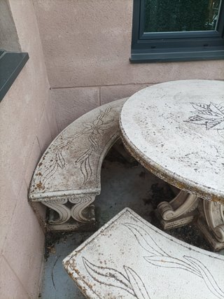 Mesa piedra jardin diámetro 110 con tres bancos .