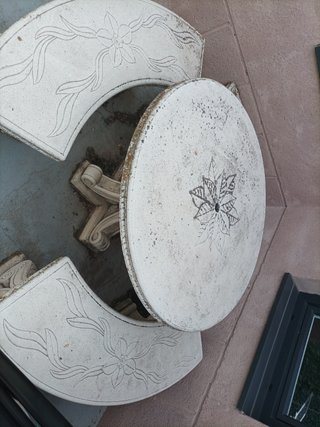 Mesa piedra jardin diámetro 110 con tres bancos .