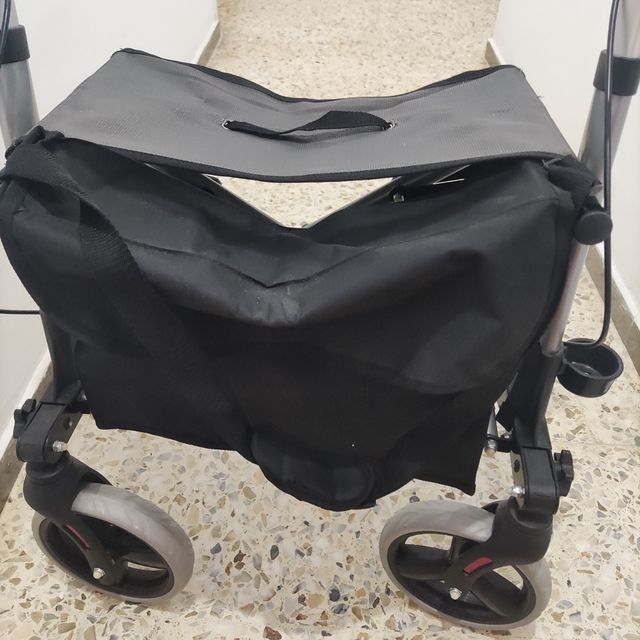 Cadeira de rodas Nova Marca americana tem saco