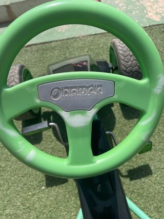 Coche a pedales con respaldo adaptable en posicion