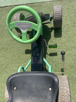 Coche a pedales con respaldo adaptable en posicion