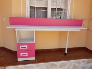 Escritorio y estantería