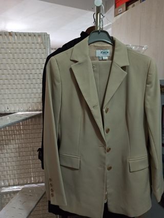 Traje de chaqueta juvenil con falda