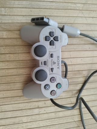 Playstation 1 con tres juegos