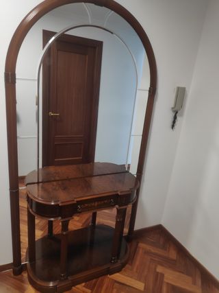 Mueble recibidor clásico madera oscura espejo