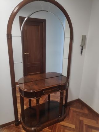 Mueble recibidor clásico madera oscura espejo