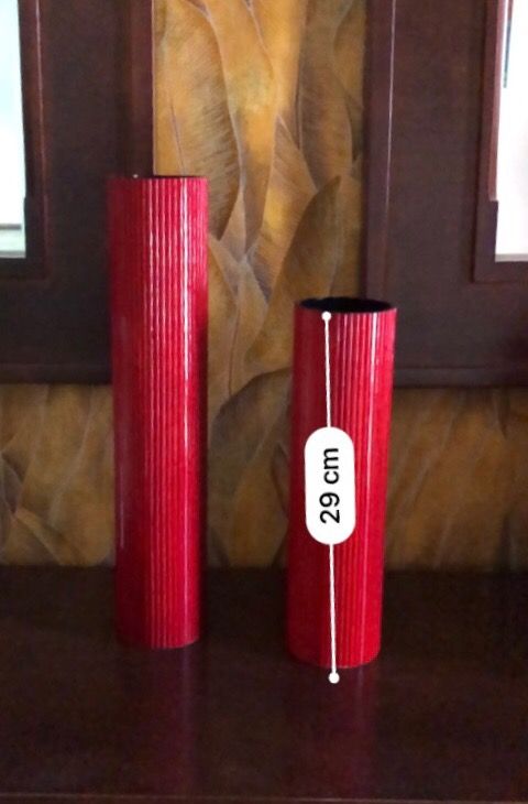 Jarrones rojos de diferente altura