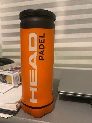 Raqueta de padel con funda y pelotas