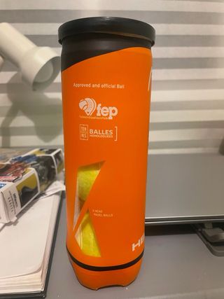 Raqueta de padel con funda y pelotas