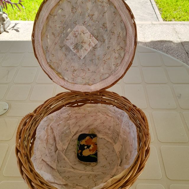 Antiguo costurero de mimbre