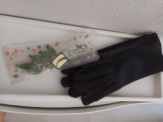 Guantes mujer y colgante bolso