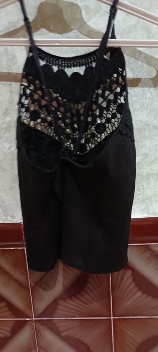 Camiseta con cuello encaje