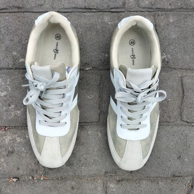 Zapatillas visto bueno gris y blanco. 46