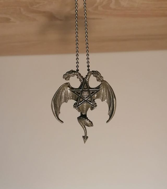 Ciondolo con pentacolo e dragone