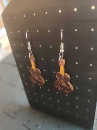 Pendientes guitarra madera marrón