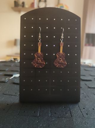 Pendientes guitarra madera marrón