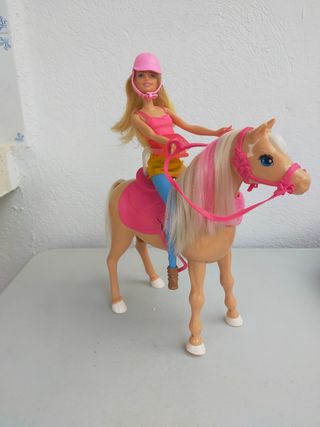 Muñeca Barbie con caballo articulado