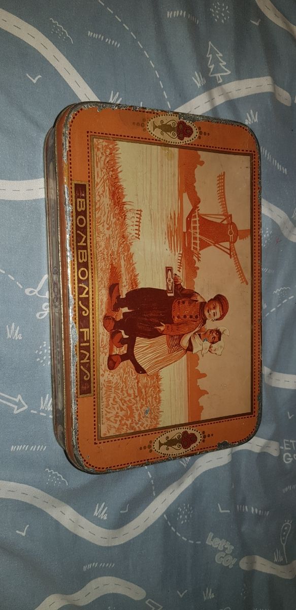 Antiguas cajas metálicas