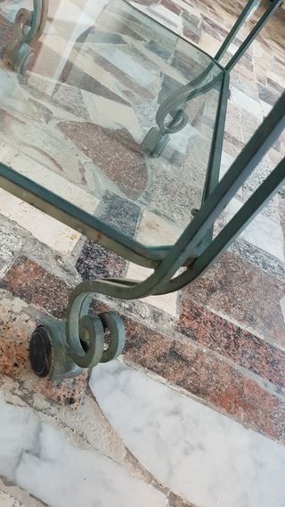 Mesa auxiliar de forja y cristal