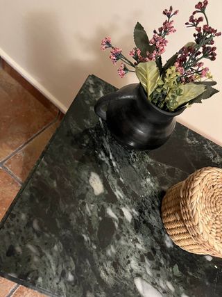 Mesa de noche restaurada con marmol