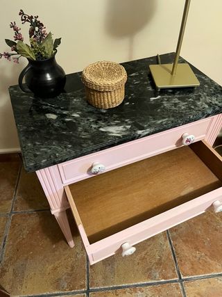 Mesa de noche restaurada con marmol