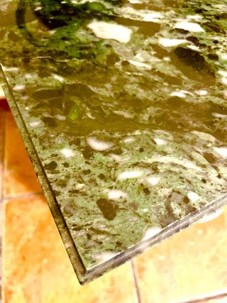 Mesa de noche restaurada con marmol