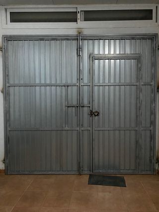 Puertas metálicas de garaje o patio