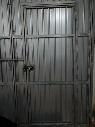 Puertas metálicas de garaje o patio