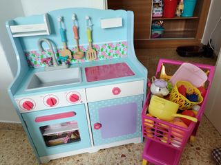 Cocina de juguete de madera con carrito