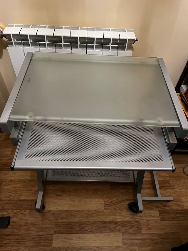 Mesa escritorio ordenador compacta y moderna.