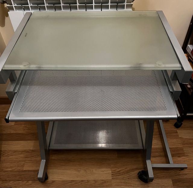 Mesa escritorio ordenador compacta y moderna.