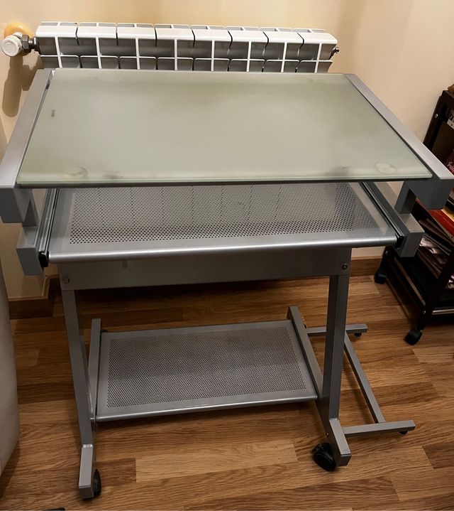 Mesa escritorio ordenador compacta y moderna.