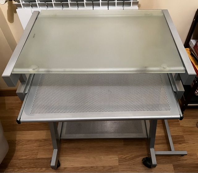 Mesa escritorio ordenador compacta y moderna.