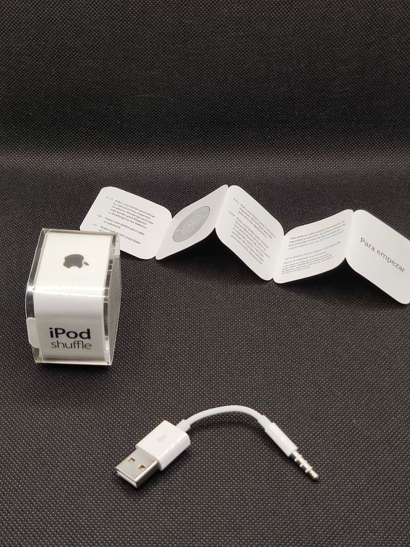 Caixa Vazia + iPod Shuffle A1373 Carregador 2 Gb em segunda mão durante 5  EUR em Barcelona na WALLAPOP, image size:800x1067