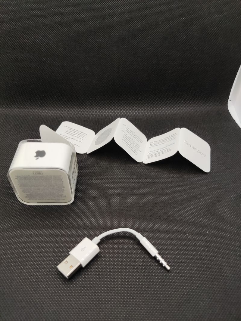 Caixa Vazia + iPod Shuffle A1373 Carregador 2 Gb em segunda mão durante 5  EUR em Barcelona na WALLAPOP, image size:800x1067