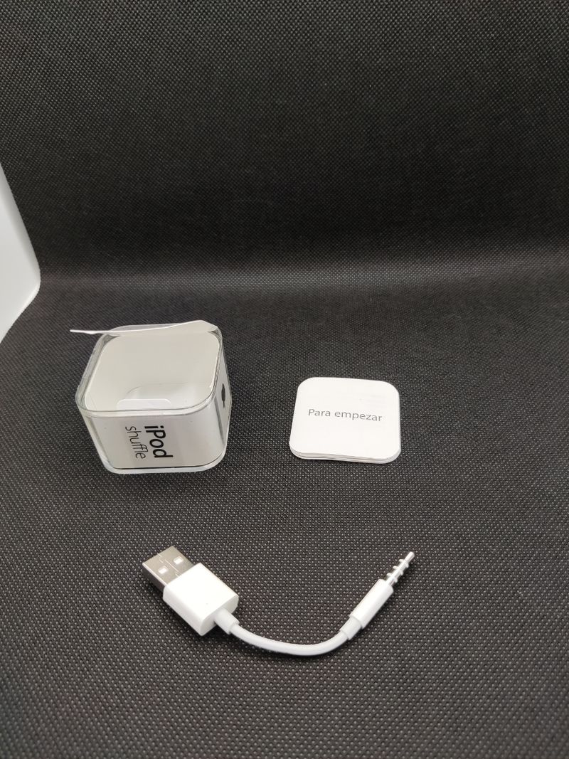 Caixa Vazia + iPod Shuffle A1373 Carregador 2 Gb em segunda mão durante 5  EUR em Barcelona na WALLAPOP, image size:800x1067