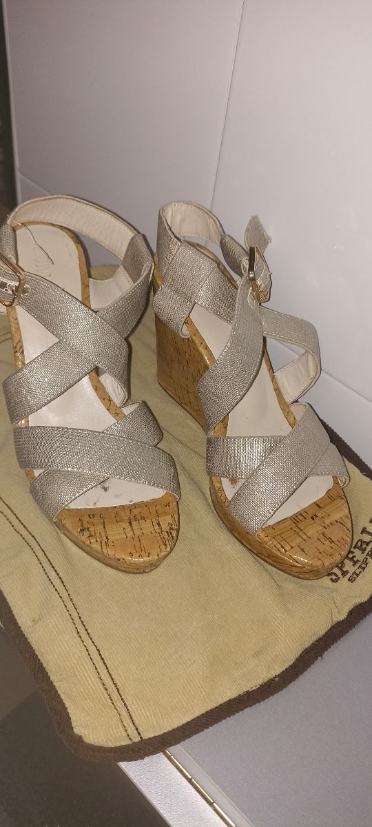 Sandalia cuña Bimba y Lola