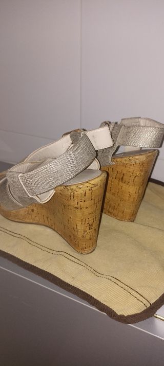 Sandalia cuña Bimba y Lola