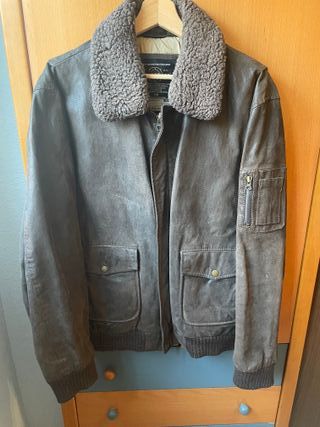 Cazadora estilo aviador color marrón