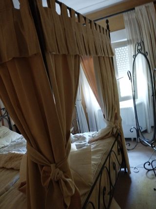 Cama de forja con dosel