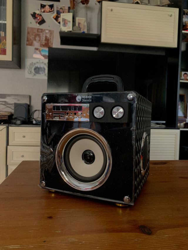 Altavoz digital + micrófono.