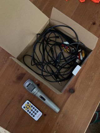 Altavoz digital + micrófono.