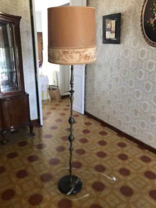 lampara pié de metal envejecido 