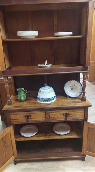 Alacena antigua con bonitas tallas