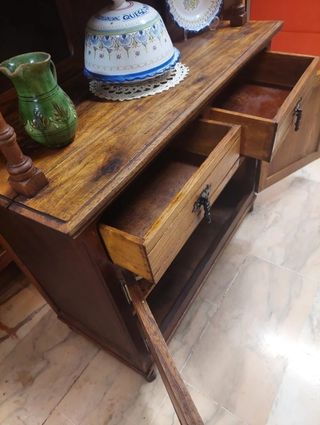 Alacena antigua con bonitas tallas